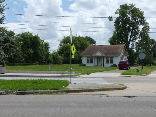 7713 Airline Dr, Houston, TX 77037 - view of front of house featuring a front yard