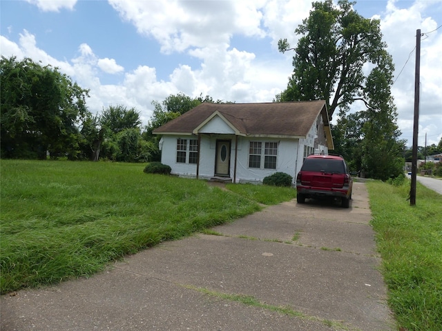 7713 Airline Dr, Houston, TX 77037 - view of front facade featuring driveway, a front lawn, and roof with shingles