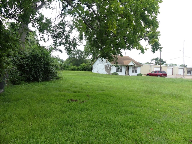 7713 Airline Dr, Houston, TX 77037 - view of green lawn
