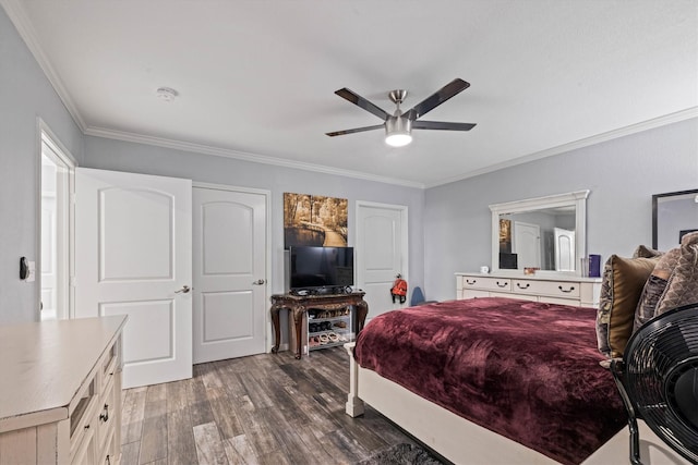 902 51st St, Galveston, TX 77551 - bedroom featuring dark wood finished floors, crown molding, and ceiling fan
