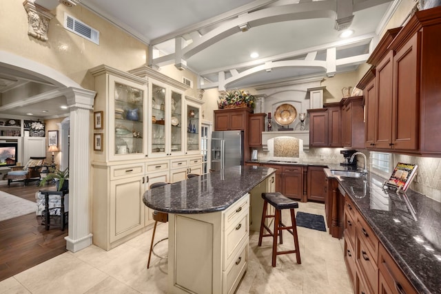 13306 Boca Raton Dr, Houston, TX 77069 - kitchen with stainless steel appliances, a breakfast bar, arched walkways, tasteful backsplash, and crown molding