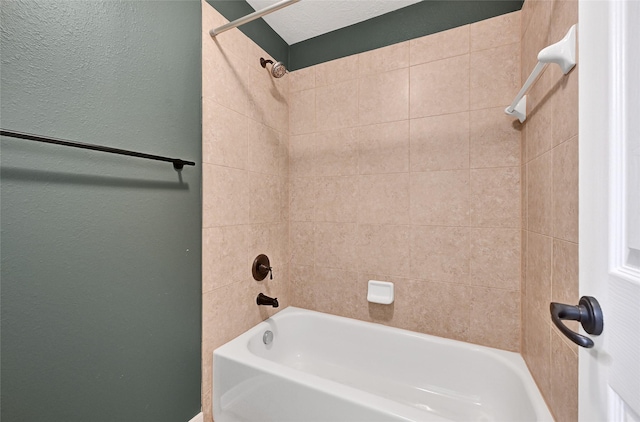 1320 Studer St, Houston, TX 77007 - full bath featuring  shower combination and a textured wall