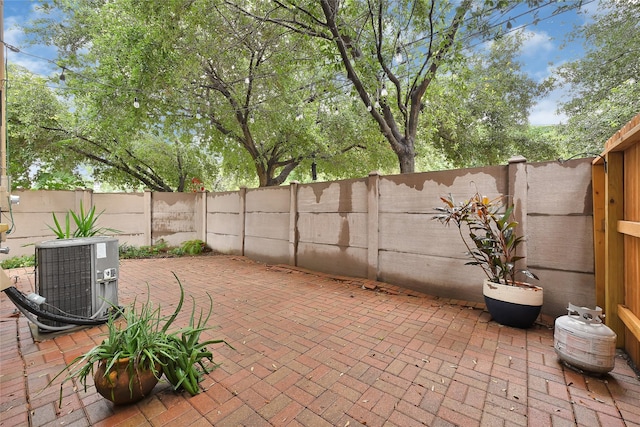 1320 Studer St, Houston, TX 77007 - fenced backyard with a patio