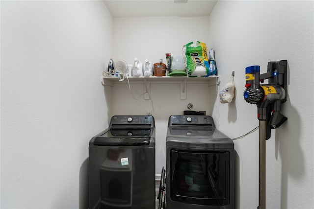 10138 California Lily Ln, Houston, TX 77016 - washroom featuring washer and dryer