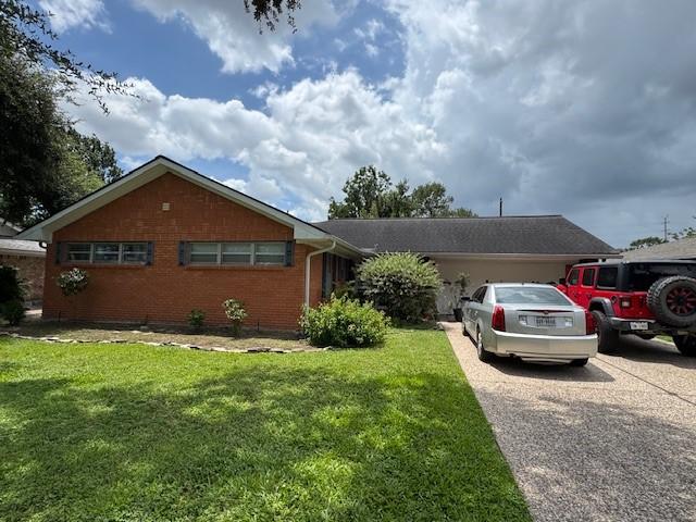 6515 Lindyann Ln, Houston, TX 77008 - single story home with a front yard, driveway, and brick siding