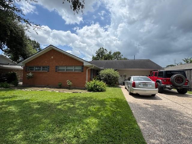 6515 Lindyann Ln, Houston, TX 77008 - single story home with driveway and a front yard