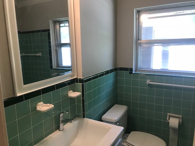 6515 Lindyann Ln, Houston, TX 77008 - bathroom featuring tile walls, a wainscoted wall, and vanity