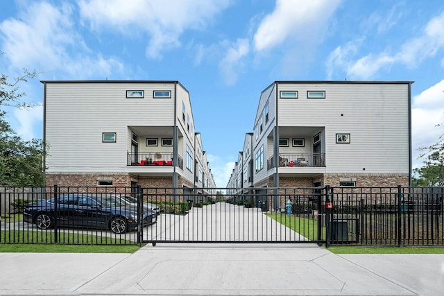 734 W Donovan St, Houston, TX 77091 - view of property featuring a fenced front yard