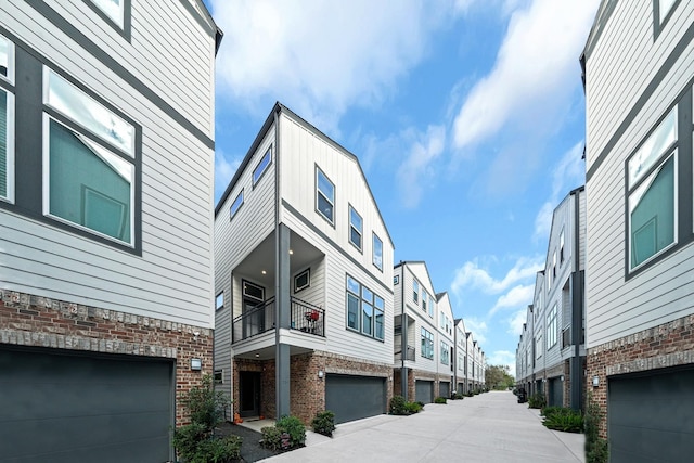 734 W Donovan St, Houston, TX 77091 - view of concrete alley featuring a residential view