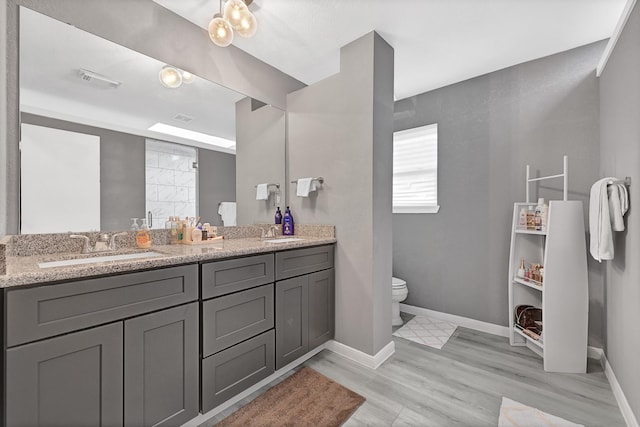 7530 Deep Forest Dr, Houston, TX 77088 - full bath featuring double vanity and wood finished floors