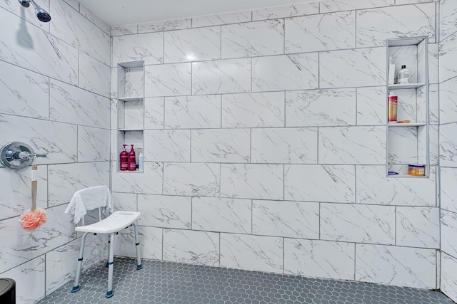 7530 Deep Forest Dr, Houston, TX 77088 - full bath featuring tiled shower