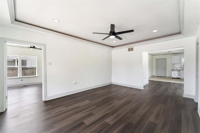 102 Glendale St, Houston, TX 77012 - spare room featuring a ceiling fan, dark wood-style floors, a tray ceiling, and recessed lighting