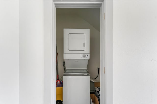 102 Glendale St, Houston, TX 77012 - laundry room with estacked washer and dryer