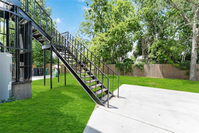 102 Glendale St, Houston, TX 77012 - fenced backyard with stairs and a patio