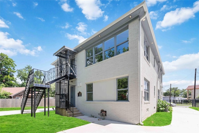 102 Glendale St, Houston, TX 77012 - view of front facade with stairs and brick siding
