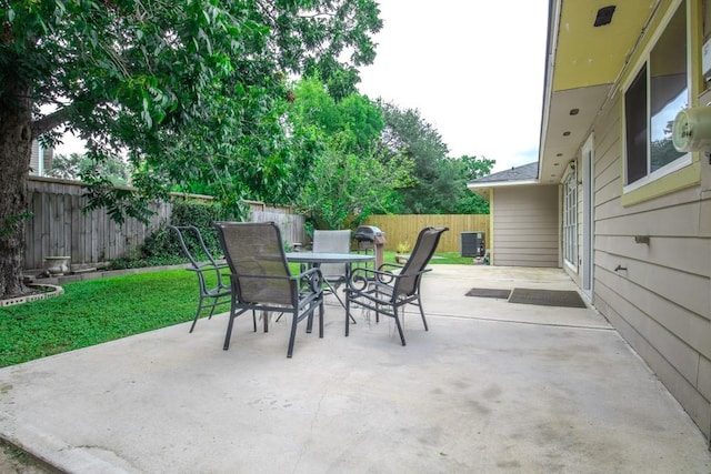3834 Gamlin Bend Dr, Houston, TX 77082 - fenced backyard with outdoor dining space and a patio area