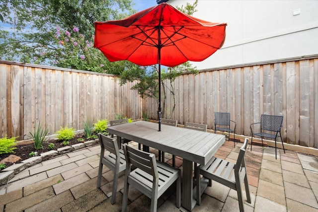 6532 Community Dr, West University Place, TX 77005 - fenced backyard with outdoor dining space and a patio