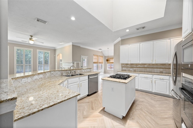 13718 Sherburn Manor Dr, Cypress, TX 77429 - kitchen with a spacious island, ornamental molding, recessed lighting, plenty of natural light, and ceiling fan