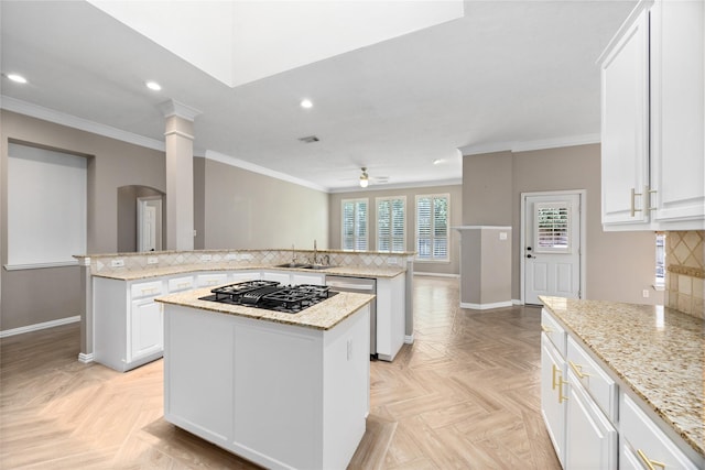 13718 Sherburn Manor Dr, Cypress, TX 77429 - kitchen featuring a center island, recessed lighting, backsplash, a ceiling fan, and ornamental molding