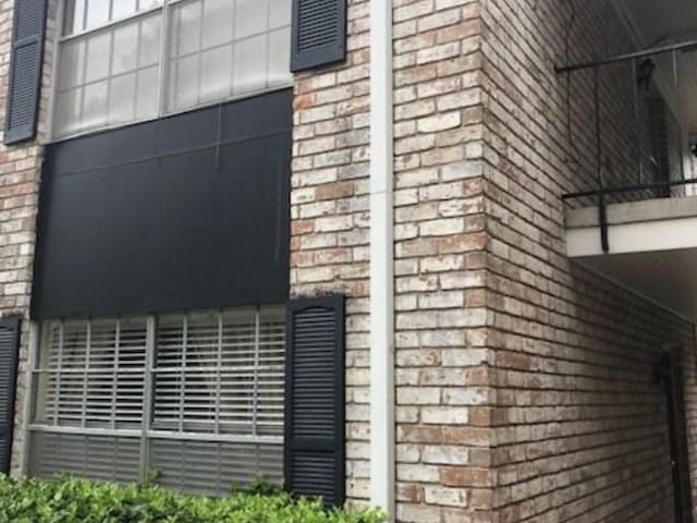 7900 Westheimer Rd Unit 112, Houston, TX 77063 - exterior view of brick siding