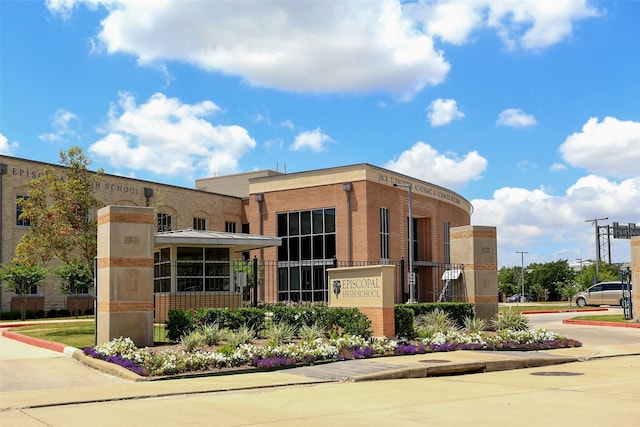 4628 Pine St, Bellaire, TX 77401