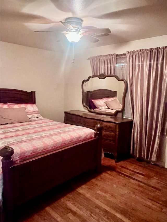 1410 Caplin St, Houston, TX 77022 - bedroom with wood finished floors and ceiling fan