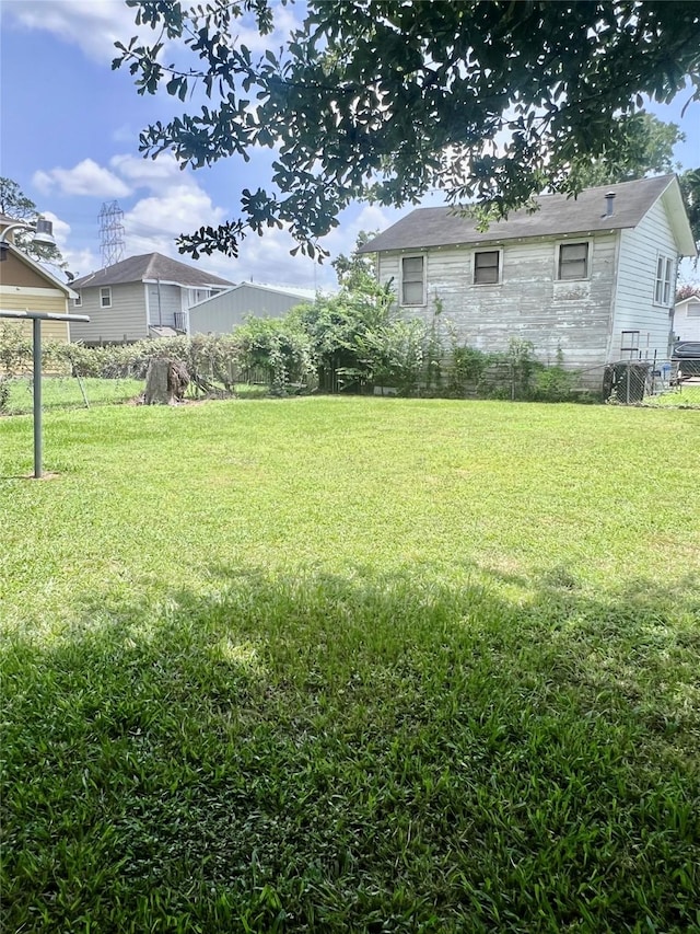 1410 Caplin St, Houston, TX 77022 - view of yard