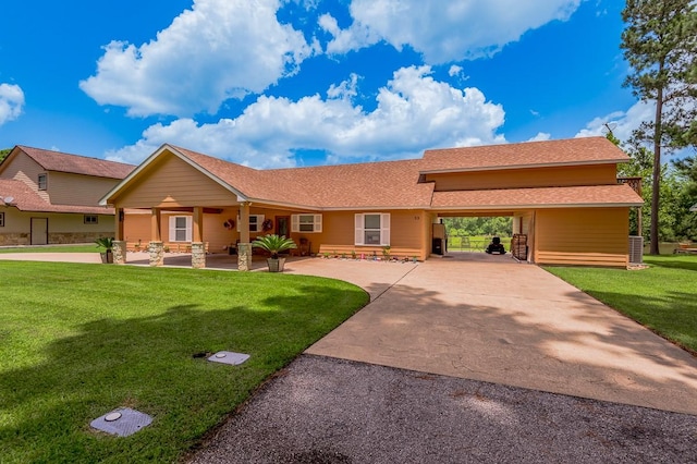 33 Lakeside, Trinity, TX 75862 - view of front facade featuring a front lawn and concrete driveway