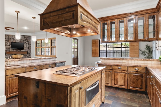 1013 Mulberry Ln, Bellaire, TX 77401 - kitchen with a warming drawer, wooden counters, crown molding, stainless steel gas cooktop, and a ceiling fan