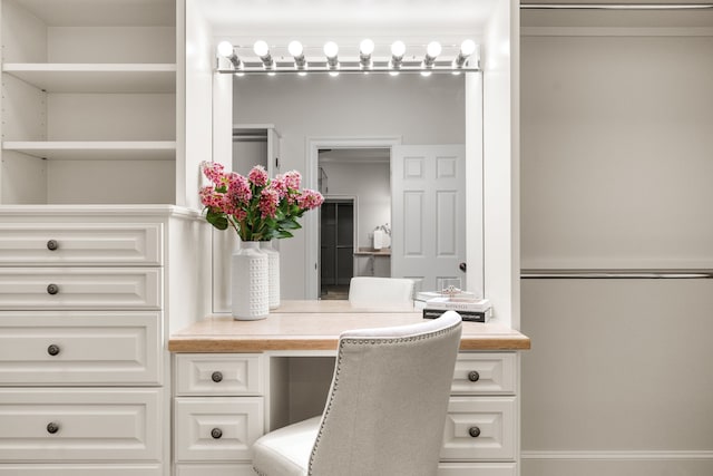 1013 Mulberry Ln, Bellaire, TX 77401 - home office featuring built in study area