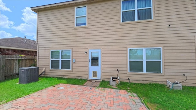 1855 Garnet Breeze Dr, Rosharon, TX 77583 - back of property with a patio area