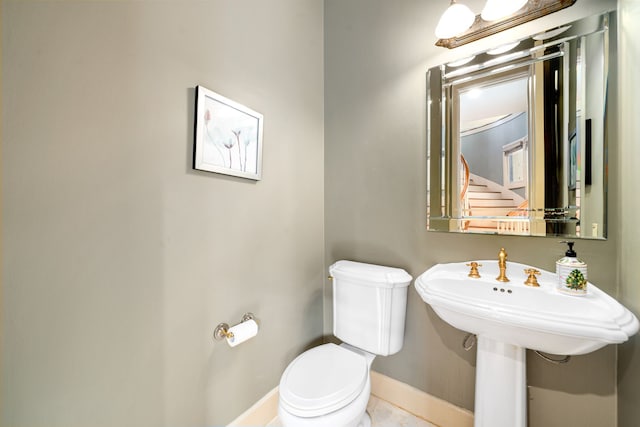 2217 Dunraven Ln, Houston, TX 77019 - bathroom featuring toilet and baseboards