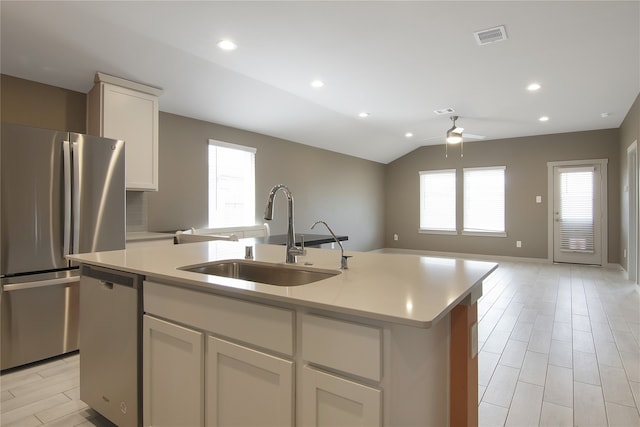 13333 Diamond Reef Ln, Texas City, TX 77568 - kitchen featuring stainless steel appliances, an island with sink, ceiling fan, light countertops, and vaulted ceiling