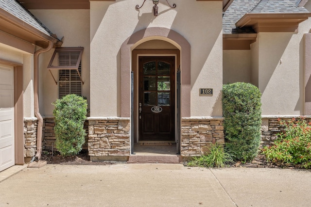 102 W Racing Cloud Ct, The Woodlands, TX 77381 - property entrance with stone siding and stucco siding