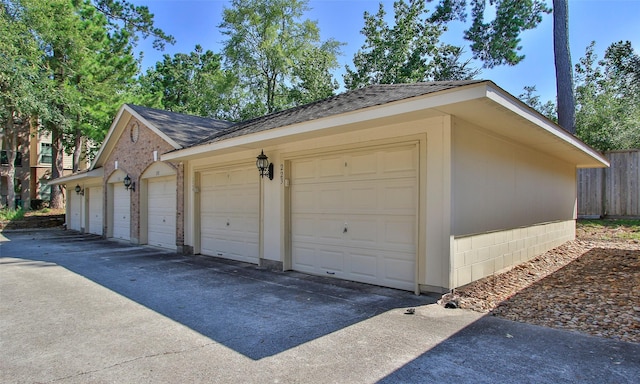 6607 Lake Woodlands Dr Unit 223, The Woodlands, TX 77382 - view of garage
