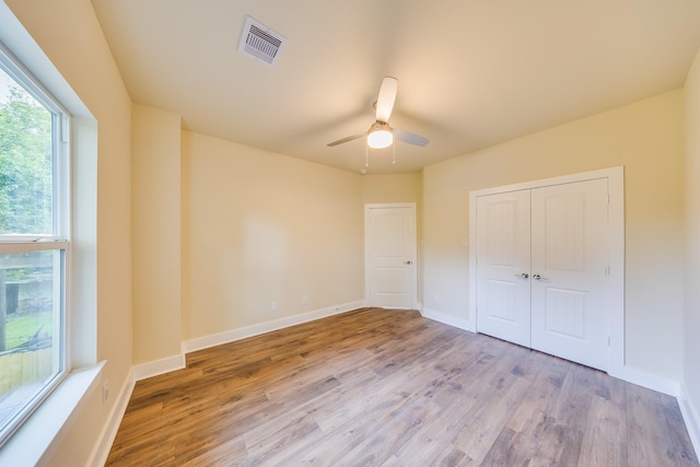 10512 Exeter St, Houston, TX 77093 - unfurnished bedroom featuring light wood-style floors, a closet, and a ceiling fan