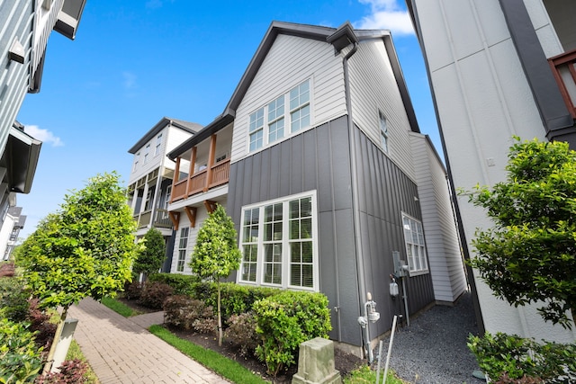 614 Delmar St, Houston, TX 77023 - view of side of property featuring board and batten siding