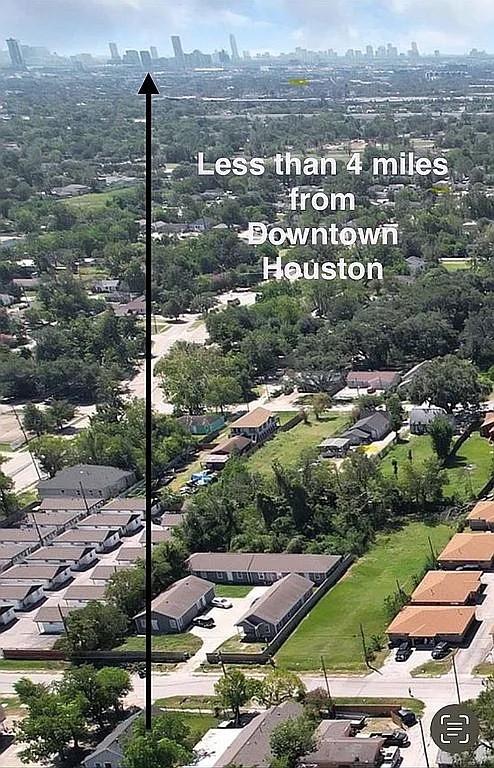 3822 Wipprecht St, Houston, TX 77026 - aerial perspective of suburban area