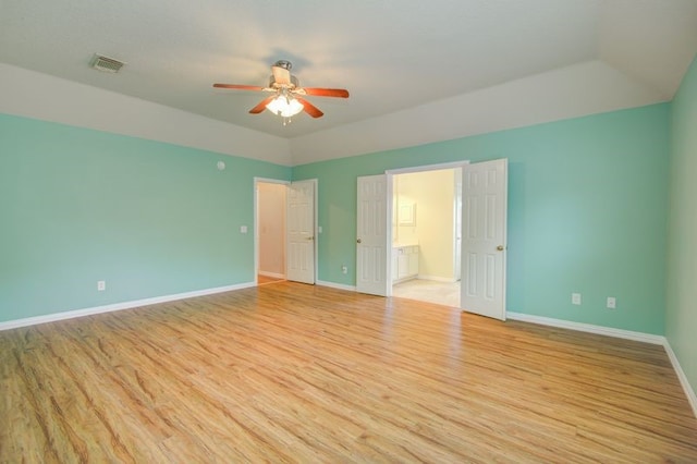 2917 Veva Dr, Pearland, TX 77584 - unfurnished bedroom featuring light wood-style flooring, connected bathroom, and a ceiling fan