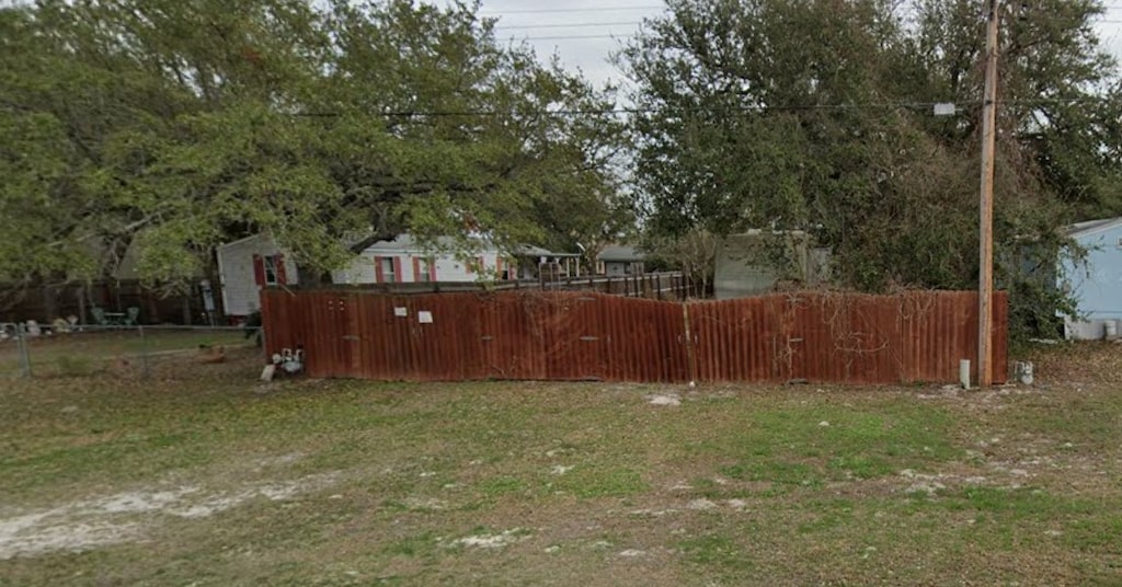 318 S Kossuth St, Rockport, TX 78382 - photo 1