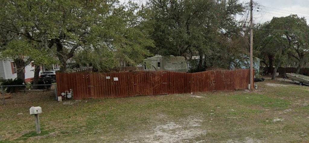 318 S Kossuth St, Rockport, TX 78382 - photo 2