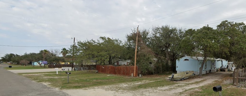 318 S Kossuth St, Rockport, TX 78382 - photo 3