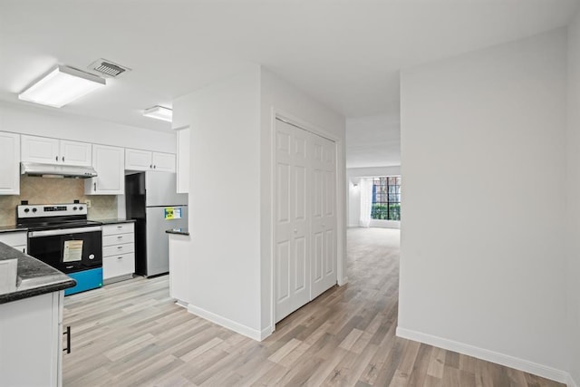 9901 Sharpcrest St Unit K-3, Houston, TX 77036 - kitchen featuring stainless steel appliances, light wood-style flooring, backsplash, white cabinetry, and under cabinet range hood