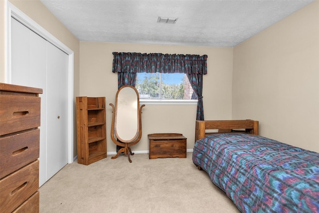 5934 Foresthaven Dr, Houston, TX 77066 - carpeted bedroom featuring baseboards and a closet