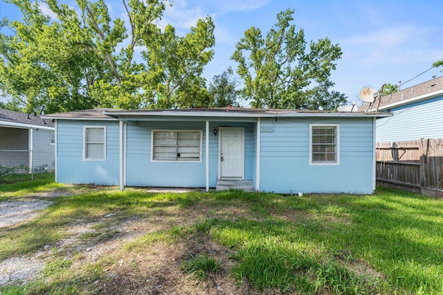8121 Woodlyn Rd, Houston, TX 77028 - view of front facade featuring entry steps