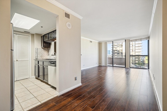 3525 Sage Rd Unit 805, Houston, TX 77056 - kitchen featuring ornamental molding, light wood finished floors, tasteful backsplash, stainless steel dishwasher, and open floor plan