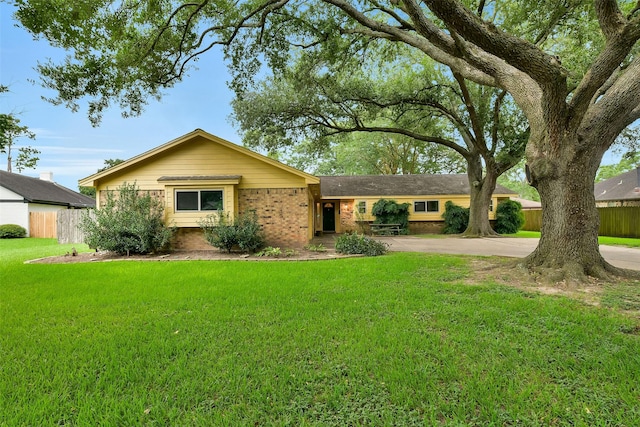 605 Bellaire Cir, Alvin, TX 77511 - photo 1