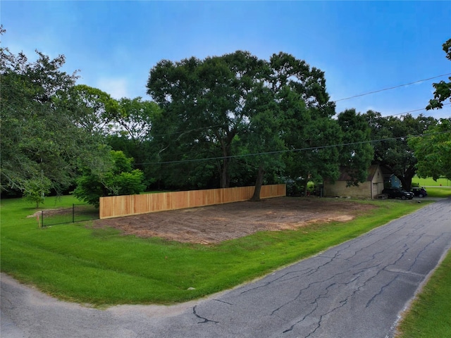 1425 W Blum St, Alvin, TX 77511 - photo 4