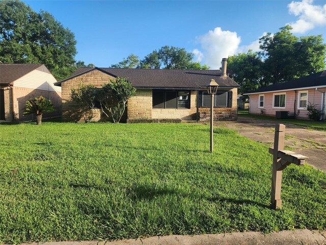 920 Nottingham Dr, Angleton, TX 77515 - photo 1