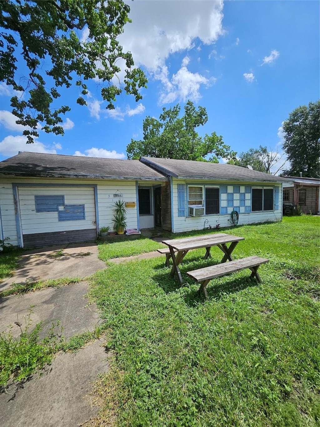 5109 Southwind St, Houston, TX 77033 - photo 2